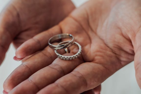 Deux bagues en argent posées dans une main ouverte.